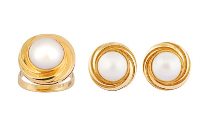Lot 98 - MABÉ PEARL EARRINGS AND RING SUITE