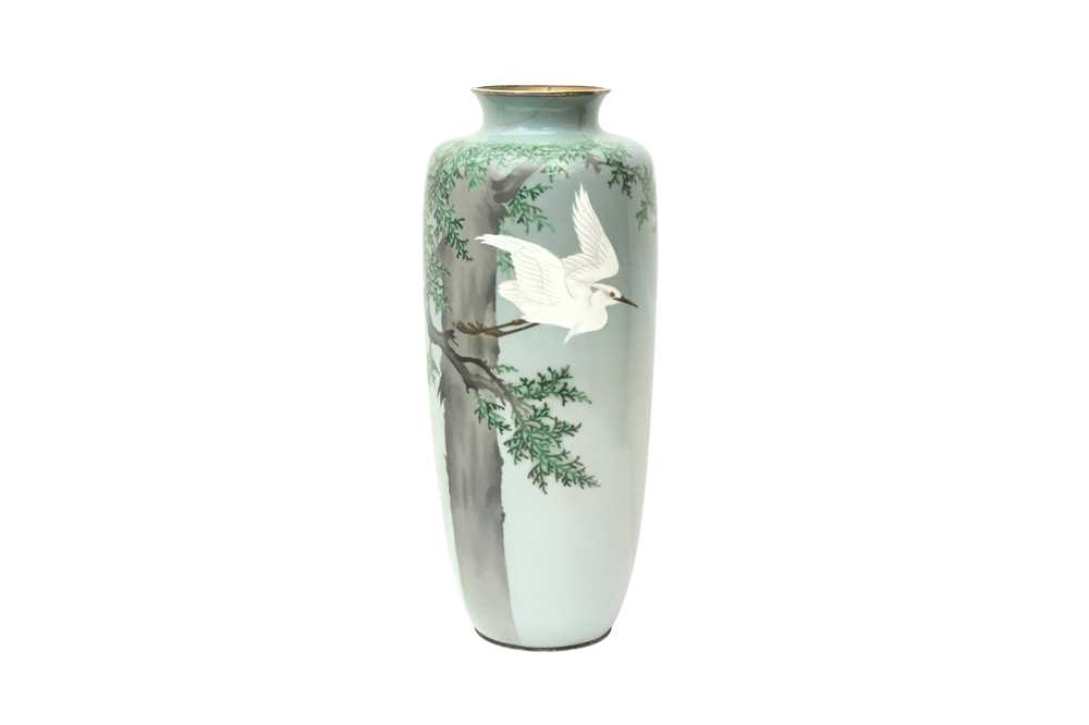 Lot 306 - A TALL JAPANESE MUSEN ENAMEL 'WHITE HERON' VASE BY ANDO JUBEI (1876 – 1953)