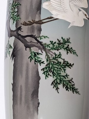 Lot 306 - A TALL JAPANESE MUSEN ENAMEL 'WHITE HERON' VASE BY ANDO JUBEI (1876 – 1953)