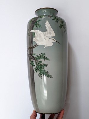 Lot 306 - A TALL JAPANESE MUSEN ENAMEL 'WHITE HERON' VASE BY ANDO JUBEI (1876 – 1953)