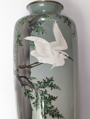 Lot 306 - A TALL JAPANESE MUSEN ENAMEL 'WHITE HERON' VASE BY ANDO JUBEI (1876 – 1953)