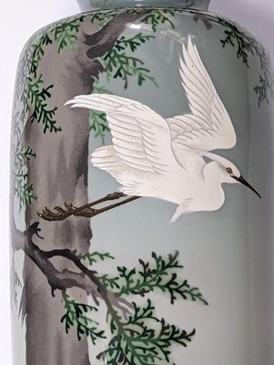 Lot 306 - A TALL JAPANESE MUSEN ENAMEL 'WHITE HERON' VASE BY ANDO JUBEI (1876 – 1953)