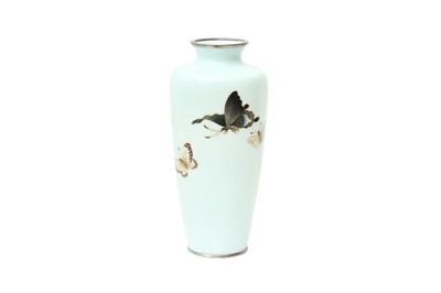 Lot 305 - A JAPANESE CLOISONNÉ ENAMEL 'BUTTERFLY' VASE BY ANDO JUBEI (1876 – 1953)