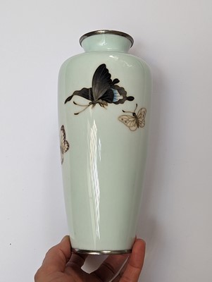 Lot 305 - A JAPANESE CLOISONNÉ ENAMEL 'BUTTERFLY' VASE BY ANDO JUBEI (1876 – 1953)