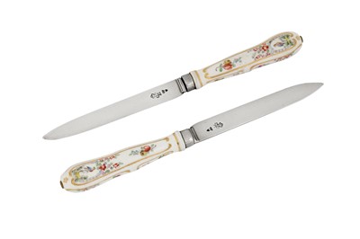 Lot 259 - A pair of Louis XVI late 18th century French provincial silver and Nymphenburg porcelain handled dessert knives, Nancy 1778-82, cutlers mark of a crowned heart (untraced)