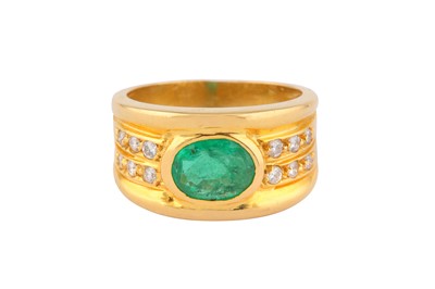 Lot 158 - AN EMERALD AND DIAMOND RING
