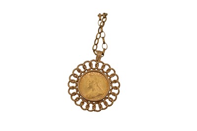 Lot 1061 - A FULL SOVEREIGN IN 9CT GOLD MOUNT AND CHAIN