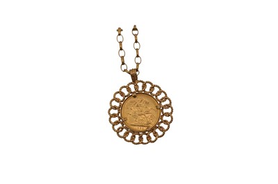 Lot 1061 - A FULL SOVEREIGN IN 9CT GOLD MOUNT AND CHAIN