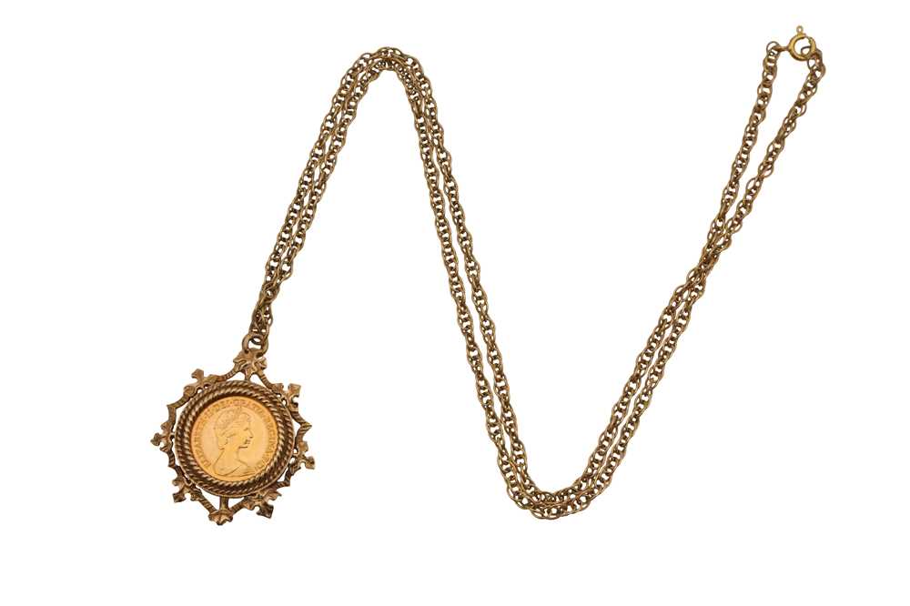 Lot 1060 - A HALF SOVEREIGN IN 9CT GOLD MOUNT AND CHAIN