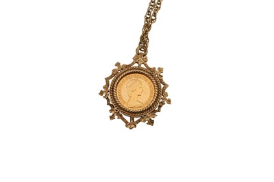 Lot 1060 - A HALF SOVEREIGN IN 9CT GOLD MOUNT AND CHAIN