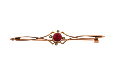 Lot 1038 - A GARNET AND SEED PEARL BROOCH
