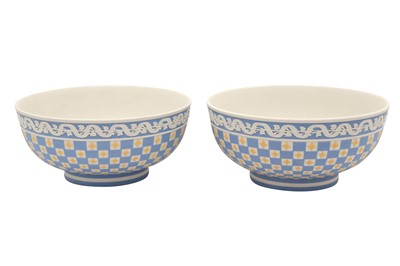 Lot 1567 - A PAIR OF 20TH-CENTURY WEDGWOOD TRICOLOUR DICE WARE BOWLS