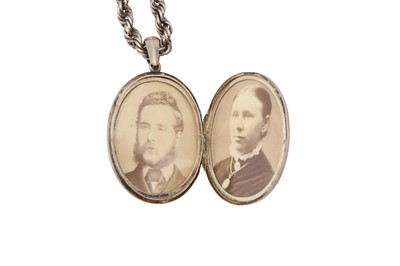 Lot 1031 - A SILVER LOCKET