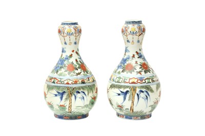 Lot 899 - A PAIR OF CHINESE WUCAI 'BIRDS' VASES, SUANTOUPING