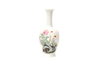 Lot 634 - A SMALL CHINESE FAMILLE-ROSE 'PEONIES' VASE