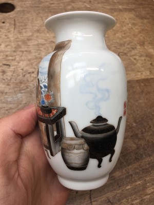 Lot 637 - A SMALL CHINESE 'RISING SUN' VASE