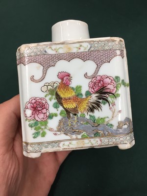 Lot 225 - A CHINESE FAMILLE-ROSE 'COCKEREL AND PEONY' TEA CADDY