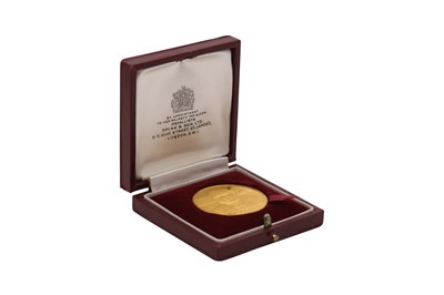 Lot 1056 - A COMMEMORATIVE SIR WINSTON CHURCHILL MEDALLION