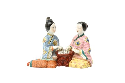 Lot 643 - A CHINESE FAMILLE-ROSE FIGURE GROUP OF LADIES PLAYING WEIQI