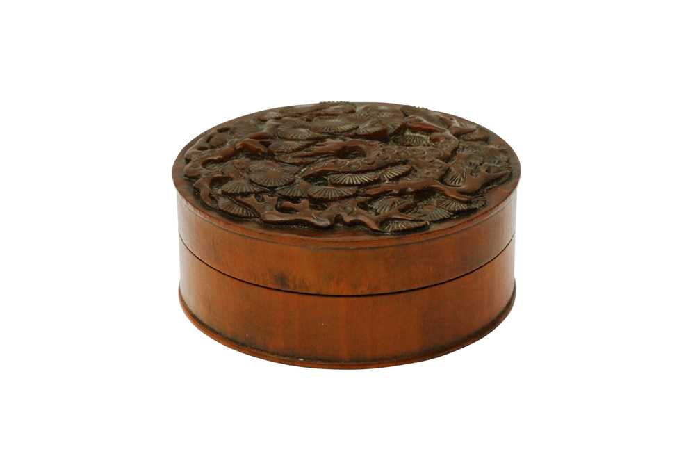 Lot 542 - A CHINESE WOOD 'PINE' CIRCULAR BOX AND COVER