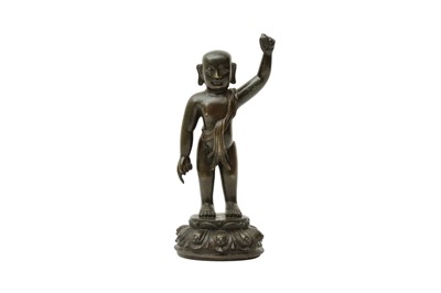 Lot 95 - A CHINESE BRONZE FIGURE OF THE INFANT BUDDHA