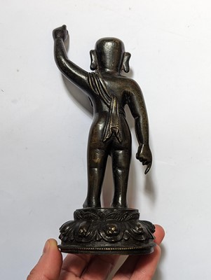 Lot 95 - A CHINESE BRONZE FIGURE OF THE INFANT BUDDHA