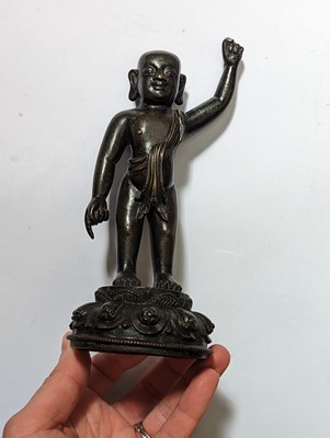 Lot 95 - A CHINESE BRONZE FIGURE OF THE INFANT BUDDHA