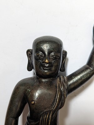 Lot 95 - A CHINESE BRONZE FIGURE OF THE INFANT BUDDHA