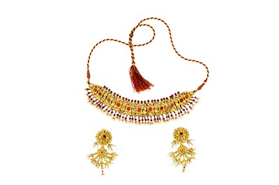 Lot 294 - AN INDIAN JEWELLERY SET WITH AN ENAMELLED GULUBAND NECKLACE AND PAIR OF EARRINGS