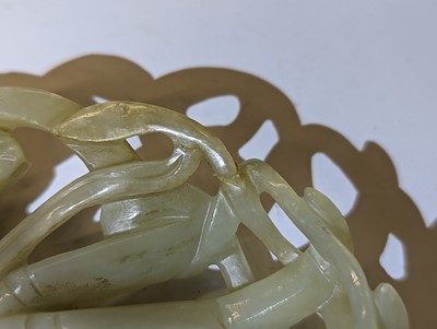 Lot 123 - A CHINESE PALE CELADON JADE CARVING OF A CRAB