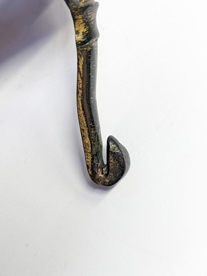 Lot 516 - A CHINESE GILT-BRONZE BELT HOOK