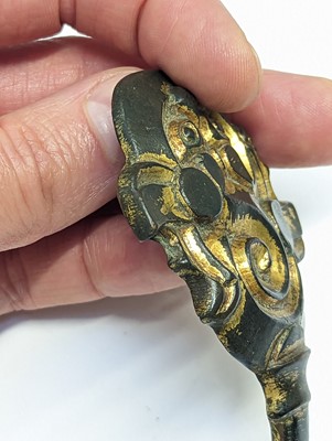 Lot 516 - A CHINESE GILT-BRONZE BELT HOOK
