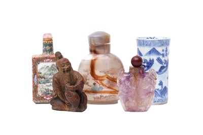 Lot 927 - FOUR CHINESE SNUFF BOTTLES AND A MINIATURE BLUE AND WHITE VASE