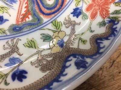 Lot 91 - A CHINESE WUCAI 'DRAGON AND PHOENIX' DISH