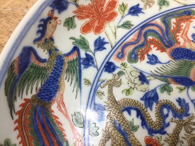 Lot 91 - A CHINESE WUCAI 'DRAGON AND PHOENIX' DISH