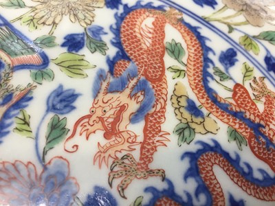 Lot 91 - A CHINESE WUCAI 'DRAGON AND PHOENIX' DISH