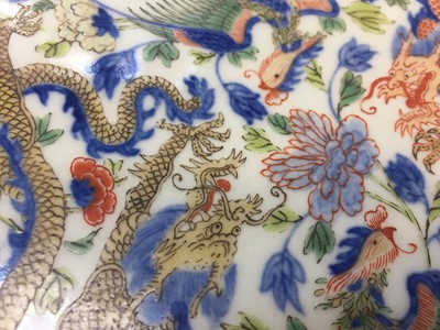 Lot 91 - A CHINESE WUCAI 'DRAGON AND PHOENIX' DISH