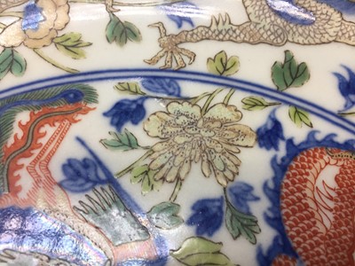 Lot 91 - A CHINESE WUCAI 'DRAGON AND PHOENIX' DISH