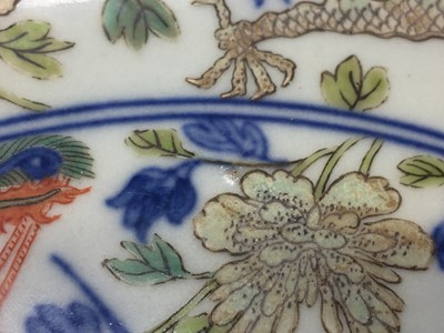 Lot 91 - A CHINESE WUCAI 'DRAGON AND PHOENIX' DISH