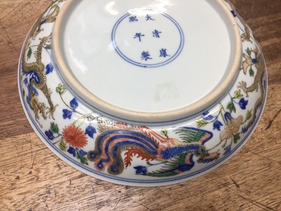 Lot 91 - A CHINESE WUCAI 'DRAGON AND PHOENIX' DISH