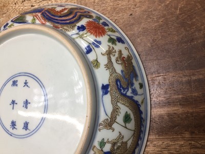 Lot 91 - A CHINESE WUCAI 'DRAGON AND PHOENIX' DISH