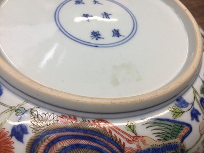 Lot 91 - A CHINESE WUCAI 'DRAGON AND PHOENIX' DISH