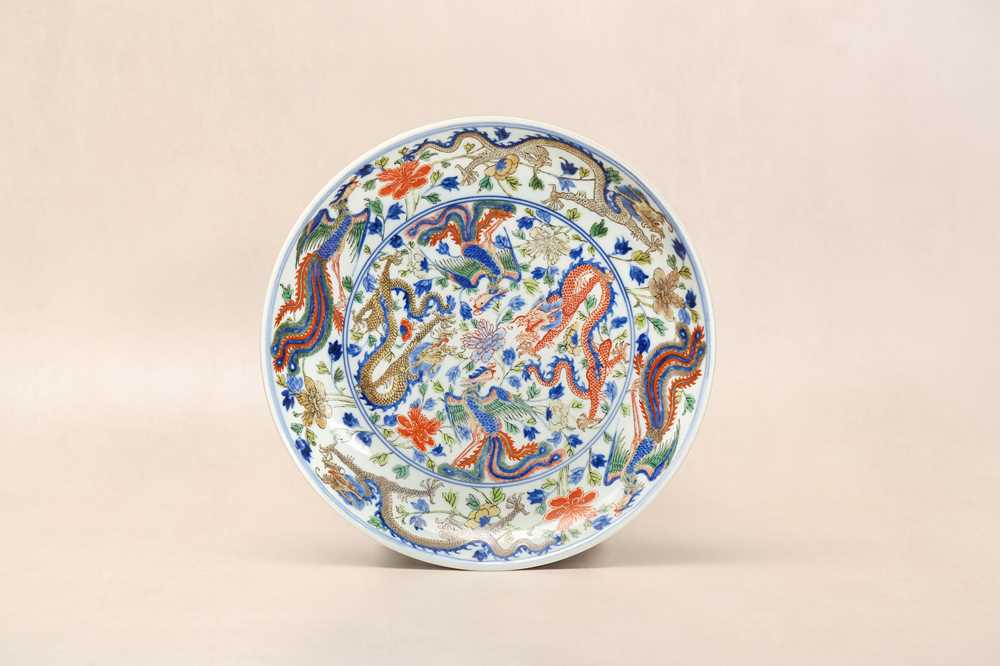 Lot 91 - A CHINESE WUCAI 'DRAGON AND PHOENIX' DISH