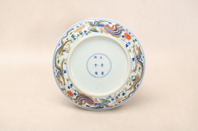 Lot 91 - A CHINESE WUCAI 'DRAGON AND PHOENIX' DISH