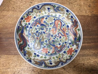 Lot 91 - A CHINESE WUCAI 'DRAGON AND PHOENIX' DISH