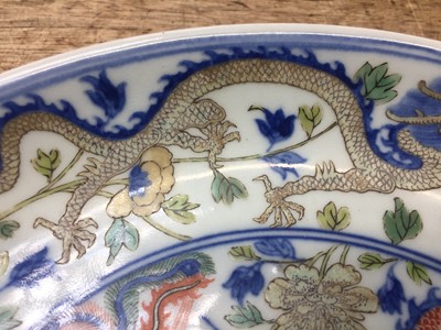 Lot 91 - A CHINESE WUCAI 'DRAGON AND PHOENIX' DISH