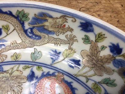 Lot 91 - A CHINESE WUCAI 'DRAGON AND PHOENIX' DISH