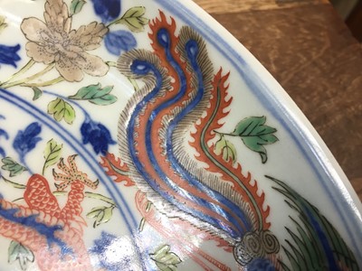 Lot 91 - A CHINESE WUCAI 'DRAGON AND PHOENIX' DISH