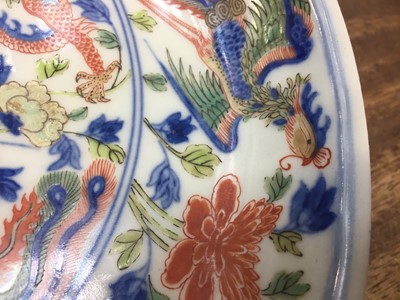 Lot 91 - A CHINESE WUCAI 'DRAGON AND PHOENIX' DISH