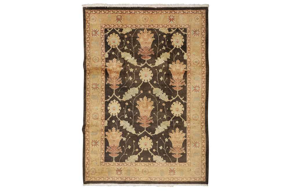 Lot 17 - A FINE ARTS & CRAFTS DESIGN CARPET